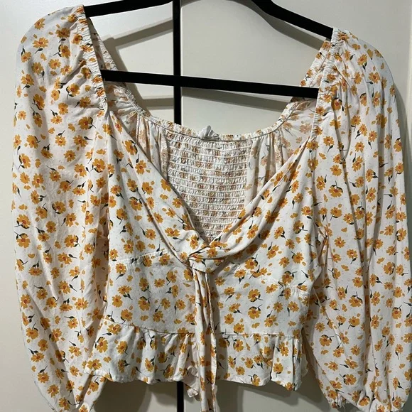 Macy’s Women’s crop top - Picture 2 of 4